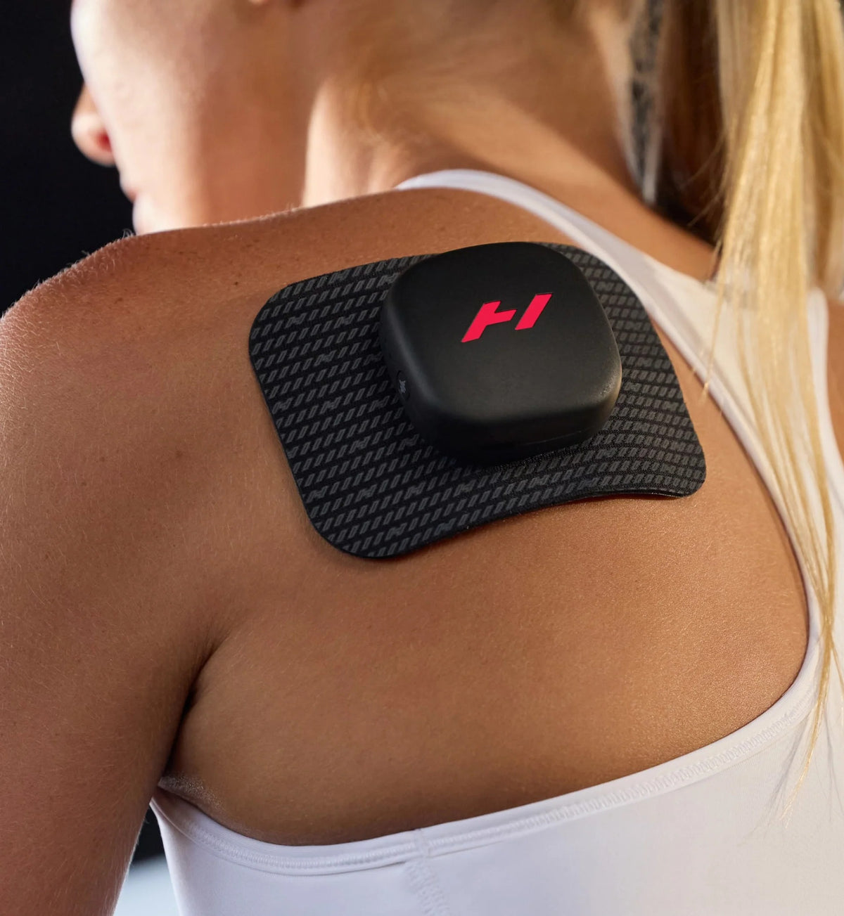 Person wearing a Hyperice Venom Go on their shoulder